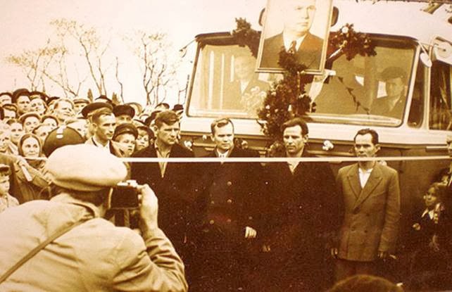 Кримський тролейбус з портретом Хрущова