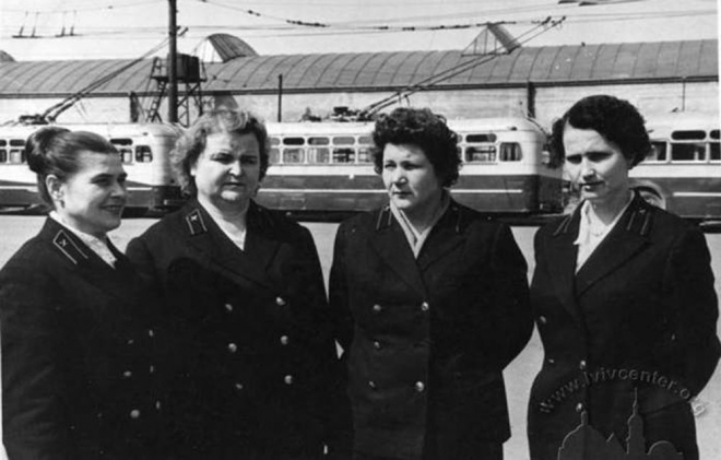 Перші жінки-водії тролейбусів у Львові. 1950-ті рр.