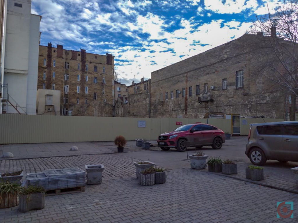 ТРЦ «Європа» і ділянка на Красному провулку, 3, житловий будинок на якій уже демонтували