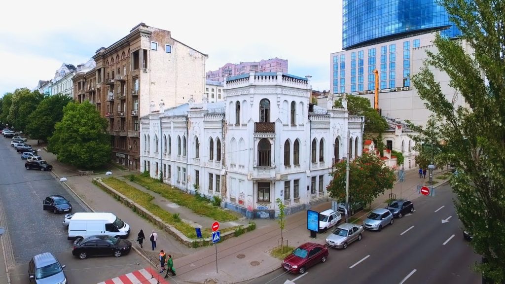 Садиба Терещенків у Києві – споруда другої половини 19 століття. За повернення її у комунальну власність тривають суди. Фото check in ukraine в YouTube