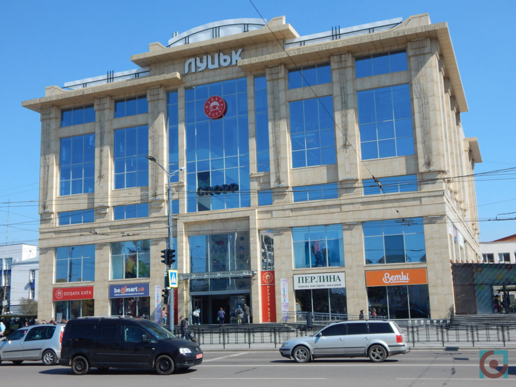 За адресою універмагу зареєстрована й інші фірми з оточення родини Палиці