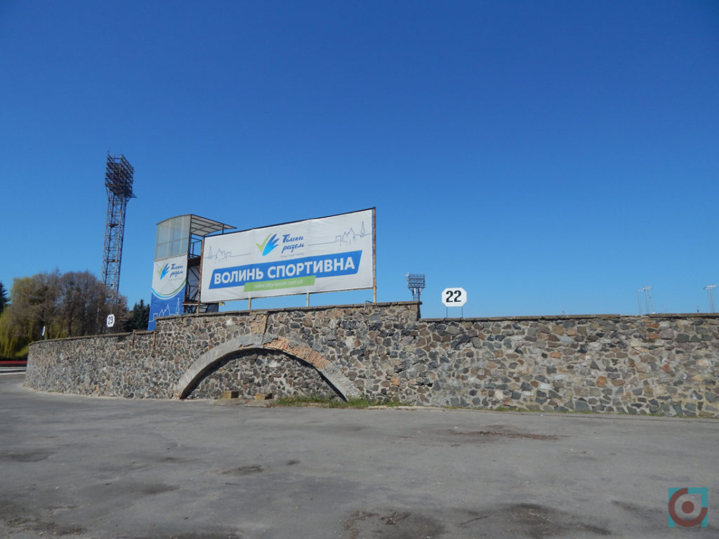 Логотип благодійного фонду Ігоря Палиці «Тільки разом» прикрашає споруди обох стадіонів – на вулиці Мамсурова та на проспекті Василя Мойсея