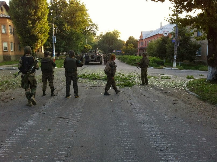 Звільнення міста Лутугине, Євген – ліворуч