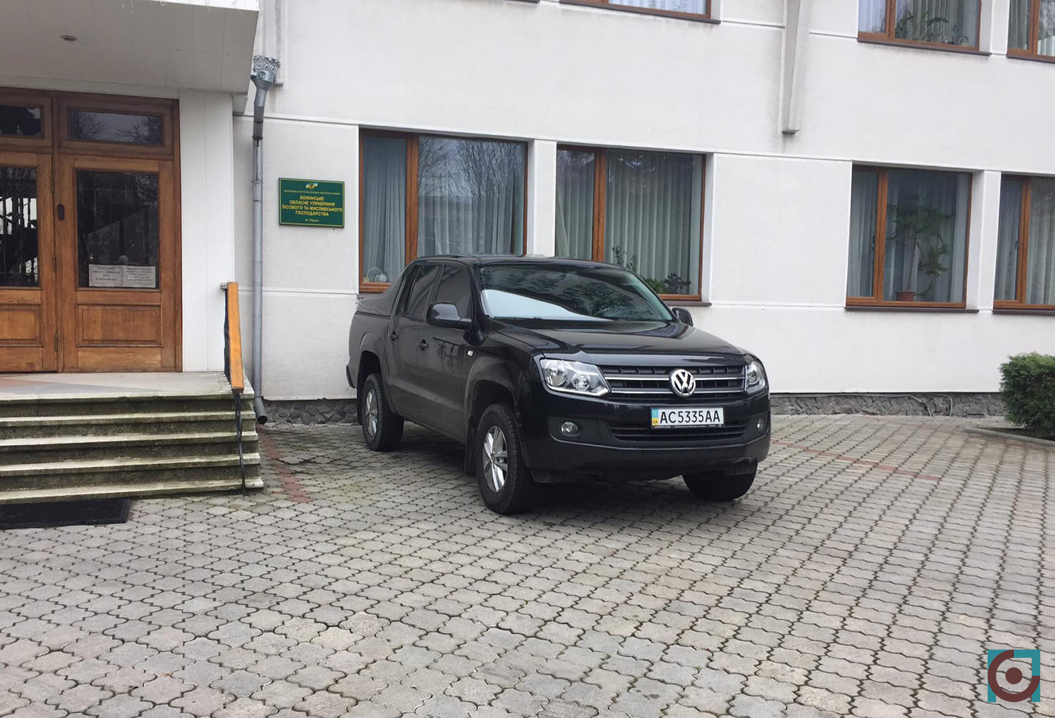 Volkswagen Amarok 2015 року випуску, який придбав, ремонтує і заправляє державний лісгосп із Маневиччини, а їздить Олександр Кватирко