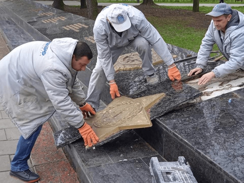 Дерусифікація Меморіалу вічної слави у Луцьку була половинчастою. Частину радянських символів прибрали у квітні, проте головний обеліск досі не очищений від неї, а комплексне переосмислення пам’ятки ще не розробили. Фото зі сторінки Ігоря Поліщука