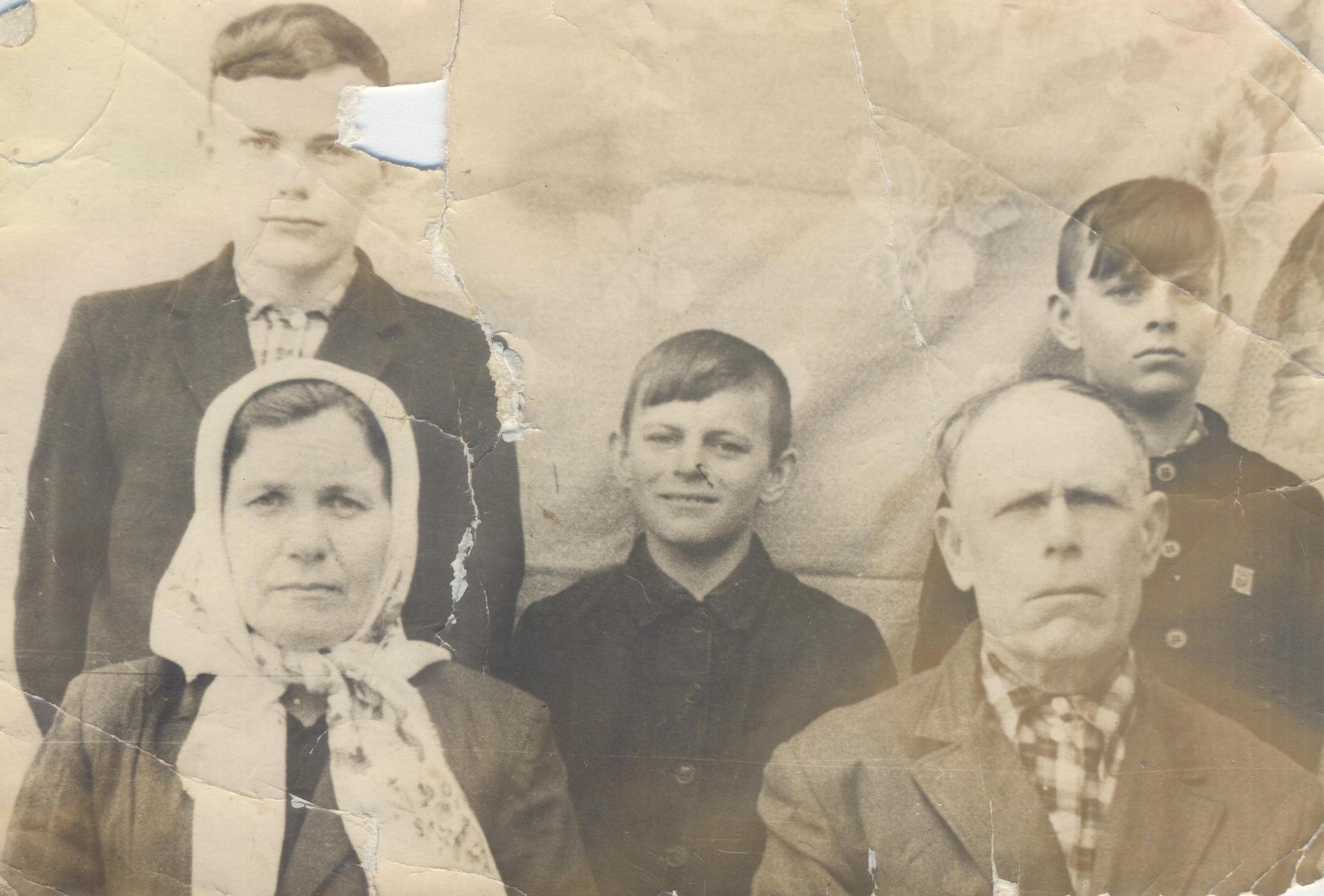 Володимир Патійчук в дитинстві ( у центрі) з батьками і старшими братами