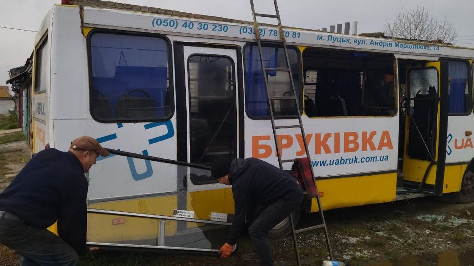 Водій маршрутки Віталій Яручик говорить: транспорт, де вибило вікна та двері, нині відновлюють