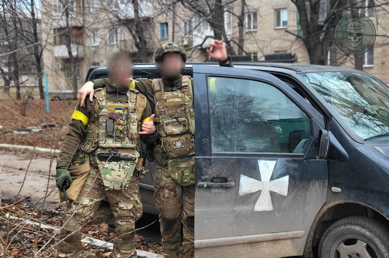 "2023 зустрічаємо в Бахмуті – 2024 зустрінемо в Керчі", – запевняють любартівці.