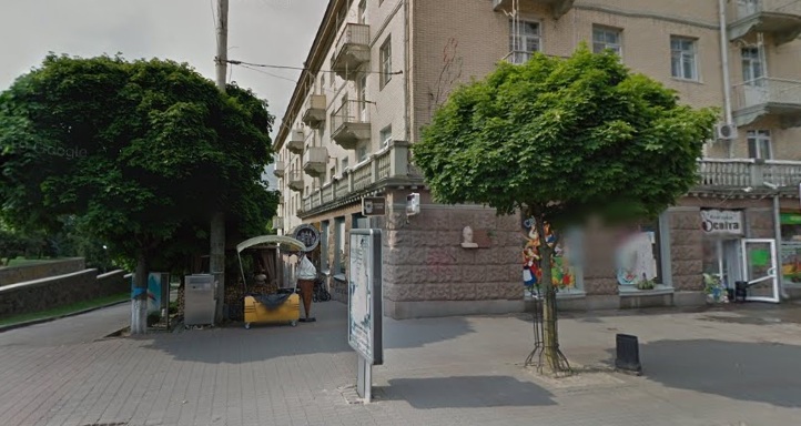 Таким був будинок на проспекті Волі, 8 до продажу приміщення книгарні "Освіта"