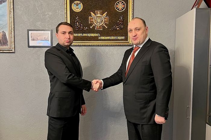 Український генерал-майор Кирило Буданов, ліворуч, тисне руку Денису Кірєєву на фото без дати.