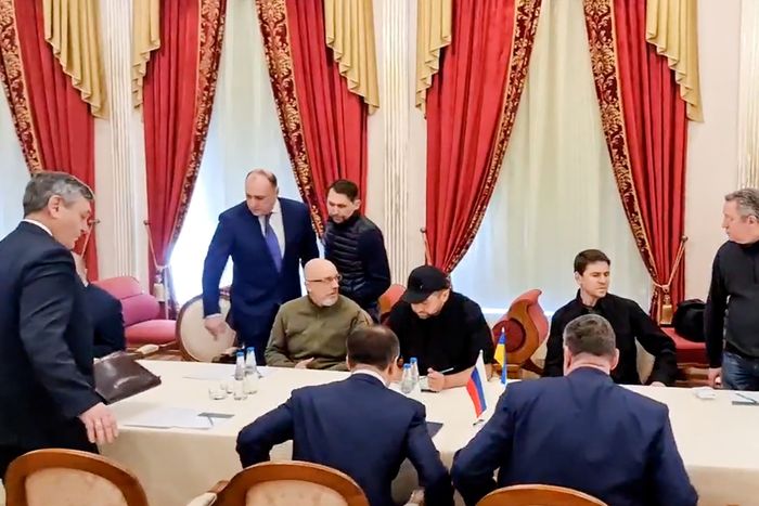 Денис Кірєєв, другий ліворуч, на зустрічі українських і російських офіційних осіб у Білорусі 28 лютого щодо можливого припинення вогню.