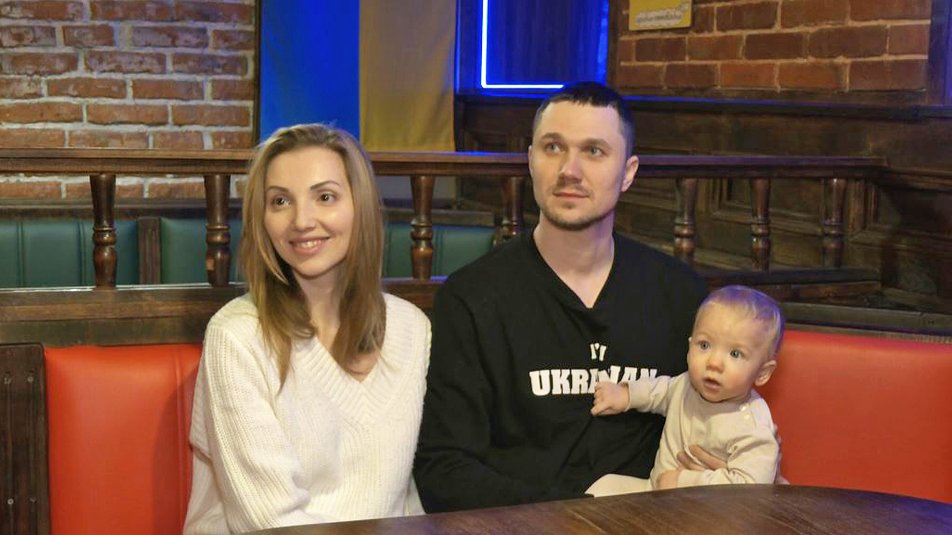Михайло Михайлов з дружиною Аліною Злобіною та малюком. Фото: Суспільне Луцьк