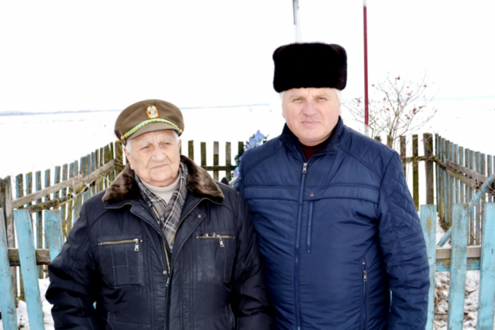 Упівець Антон Костюк з краєзнавцем Миколою Вавренчуком під час вшанування памяті вояків УПА в селі Кроватка Рожищенського району. 13 лютого 2018 року