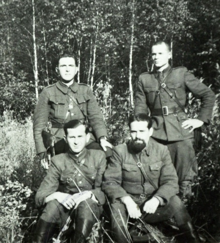 Панас Ковальчук – сидить внизу зліва, псевдо «Залісний»