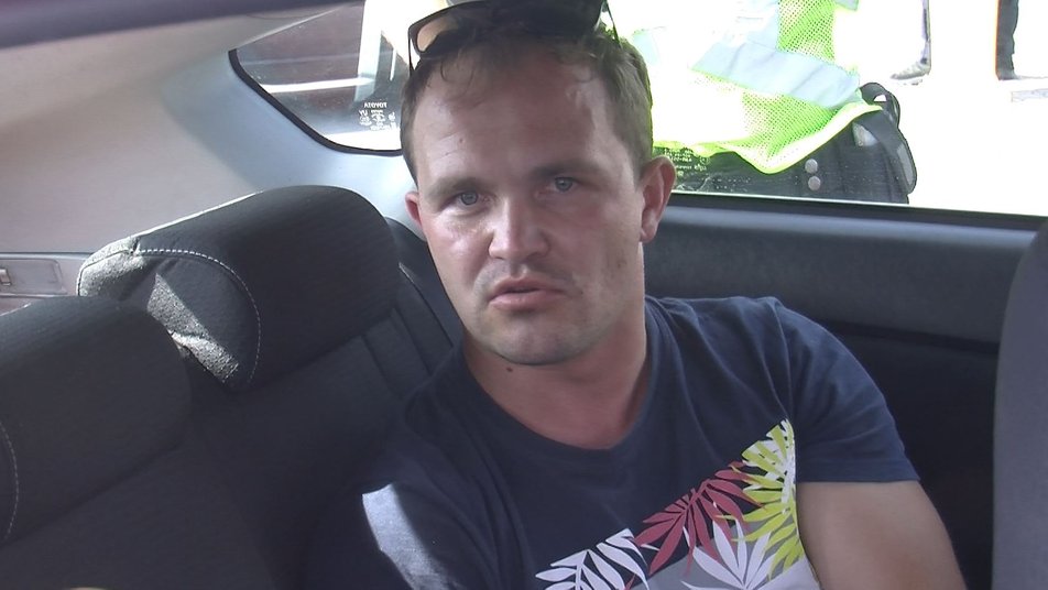 Після ДТП правоохоронці помістили водія BMW у службове авто.