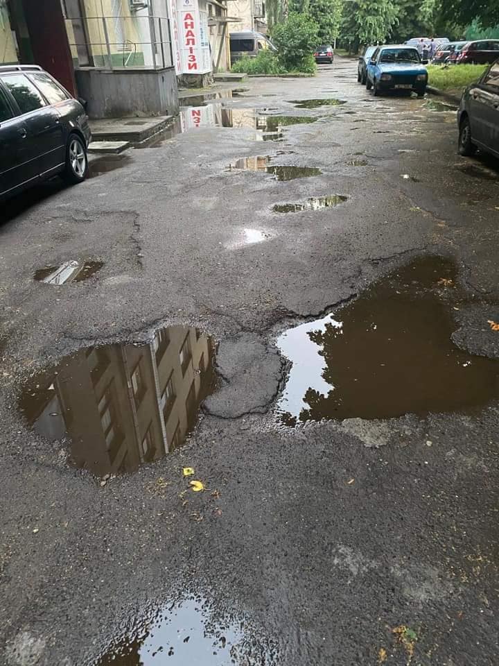 Двір на Потебні, 48