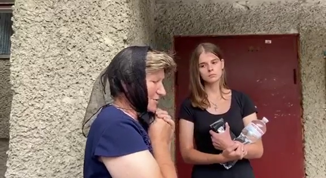 Зоя Ковальська (у чорній хустці) не може повірити, що її сестри вже немає