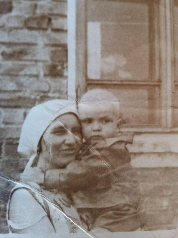 Віктор разом з прийомною мамою