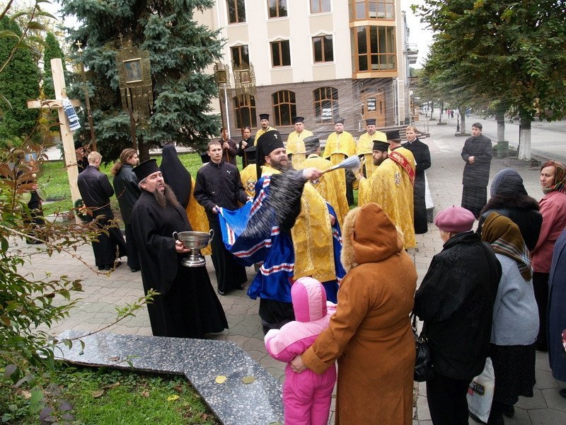 19 жовтня 2009 року. Архієпископ Михаїл освячує місце під будівництво каплиці