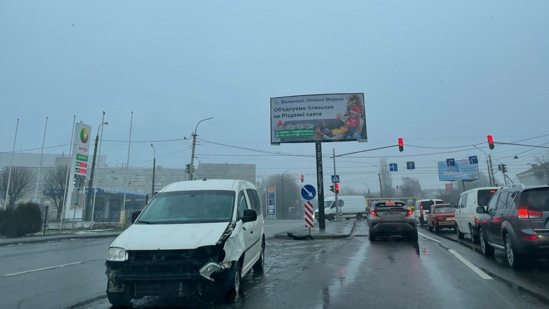 У Луцьку легковик наїхав на світлофор