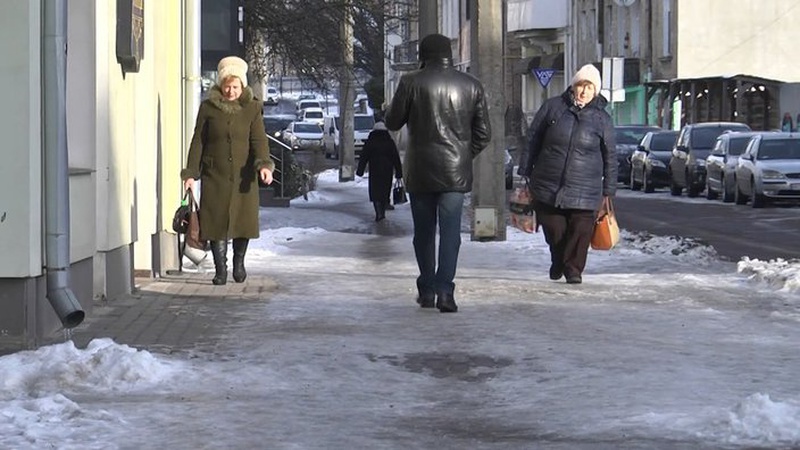 «Найгірша ситуація у дворах з посипанням протиожеледними сумішами»: мер Луцька покарає керівників комунальників