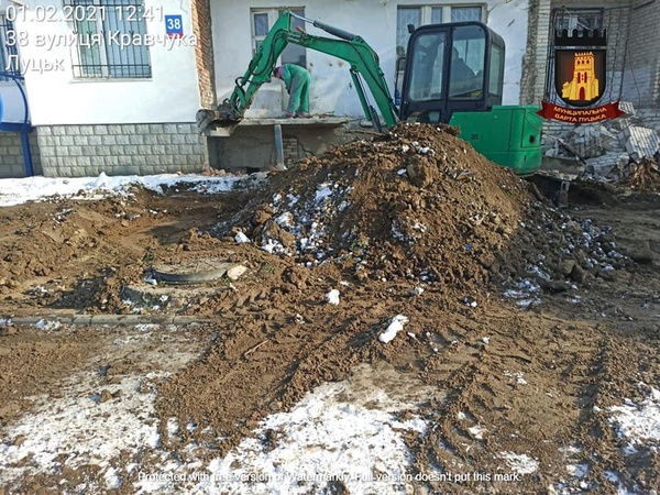 Під вікнами лучан риють землю і нищать бруківку