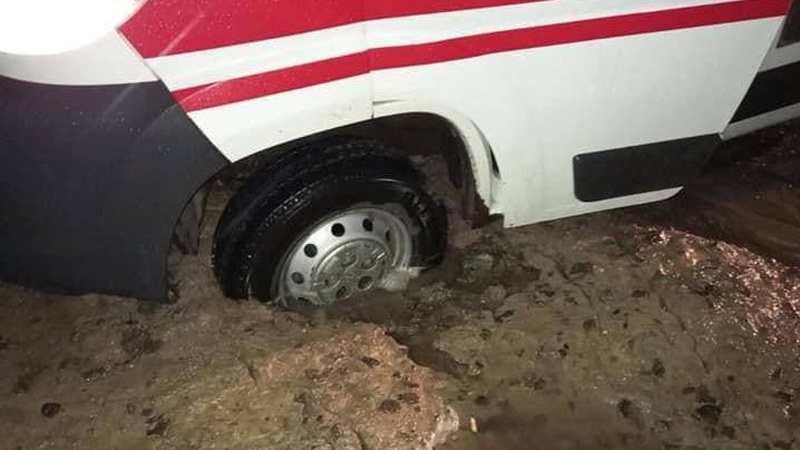 На Волині карета «швидкої», що їхала до хворого, застрягла в багнюці
