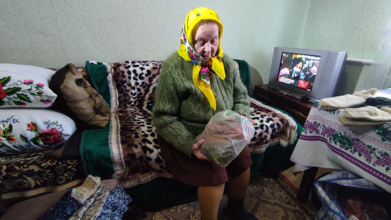 Пенсіонерка з Волині зв'язала і передала на передову 120 пар шкарпеток