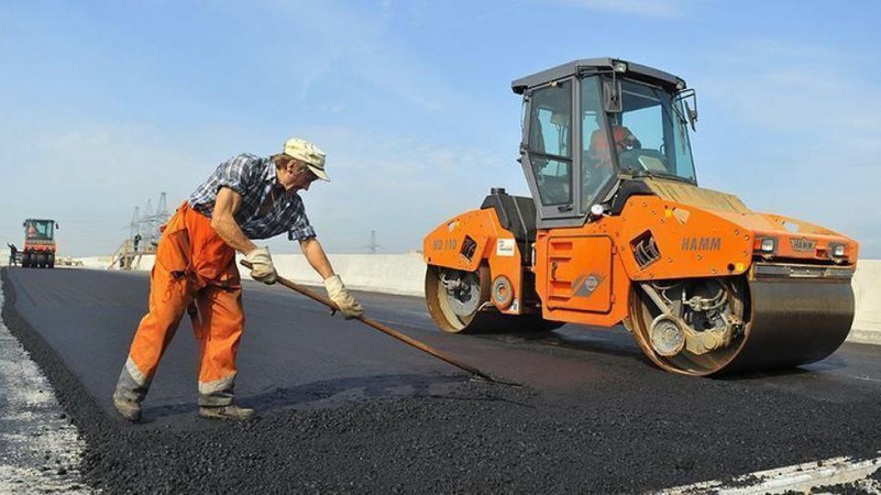 Через вкладання асфальту у Володимирі перекрили дорогу