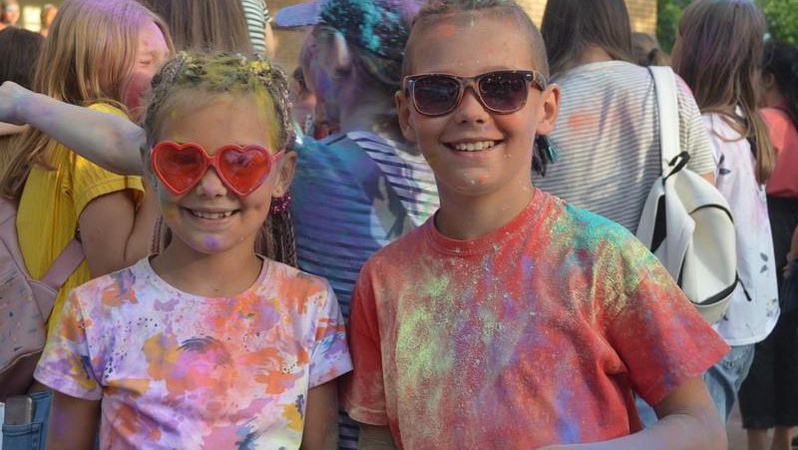 У Ковелі юнаки і дівчата розфарбовували одне одного. ФОТО