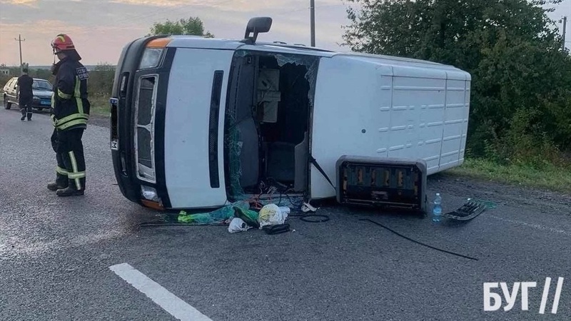 Водій, ймовірно, заснув за кермом: на об’їзній біля Володимира перевернувся бус