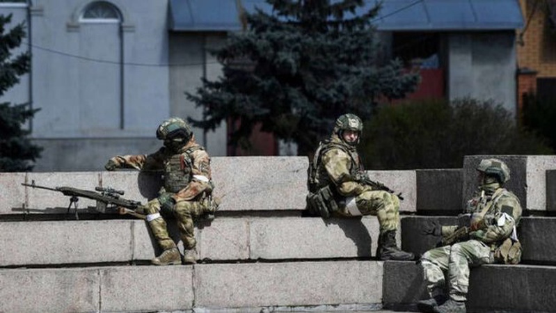 Окупанти у Херсоні перевдягаються у цивільне вбрання і готуються до вуличних боїв, – Генштаб