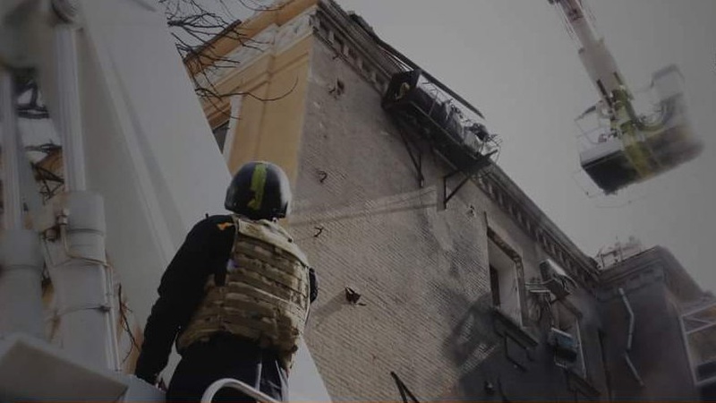 Через ракетний обстріл у Харкові горіла будівля одного з вишів