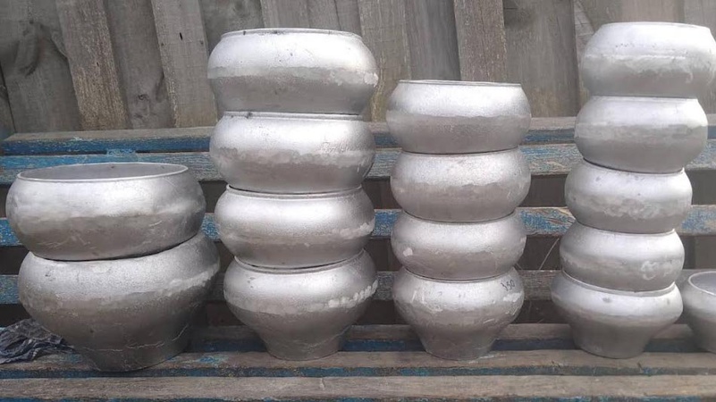 На Волині 19-річний хлопець виготовляє з алюмінію посуд. ФОТО