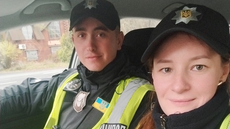 Під проблискові маячки – до пологового: на Волині патрульні супроводжували автівку з вагітною