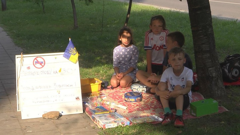 Збирають гроші на дрон військовим: у Луцьку діти продають власні іграшки