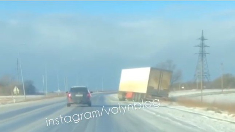 На Волині водій вантажівки злетів у кювет