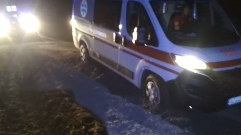 На Волині медики, які їхали на виклик, потрапили в яму. ВІДЕО
