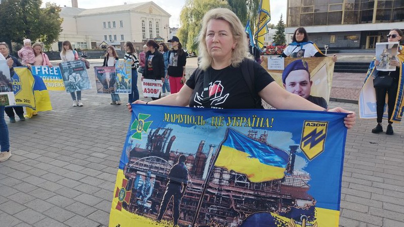 «Вони досі в полоні»: у Луцьку рідні захисників Маріуполя нагадали про військовополонених
