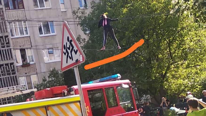 У Луцьку дівчина вилізла на дроти електромережі. ВІДЕО