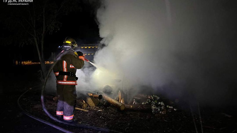 Знищена покрівля, пошкоджений інвентар: у Луцькому районі горіла господарська будівля