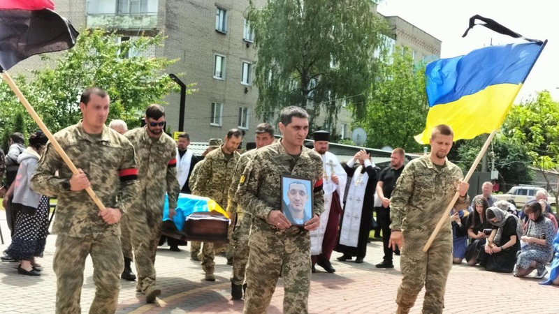 Повернувся з-за кордону та пішов на фронт, хоч був багатодітним батьком: волиняни попрощалися із Дмитром Чижевичем