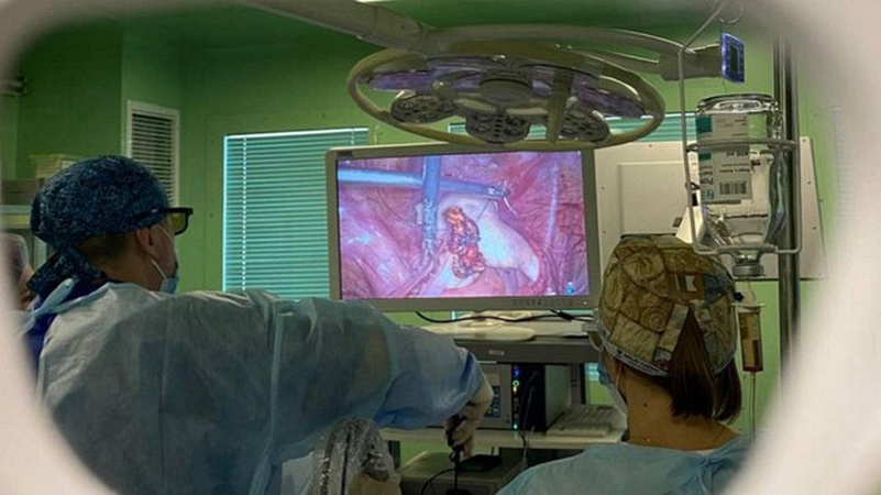 15-річній дівчині гінекологи видалили кісту розміром, як баскетбольний м’яч