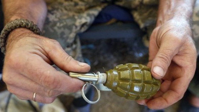 На Волині військовий погрожував підірвати людей на зупинці