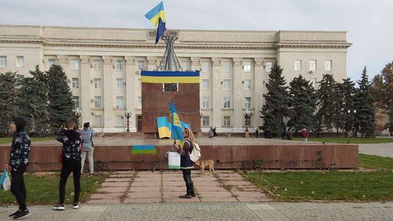Херсонці виходять із українськими прапорами зустрічати ЗСУ