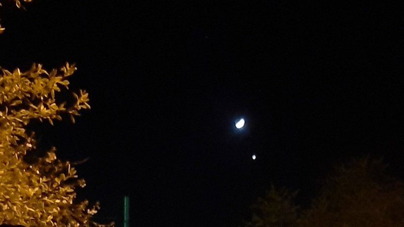 «Поцілунок» Місяця і Венери: у небі можна побачити унікальне явище