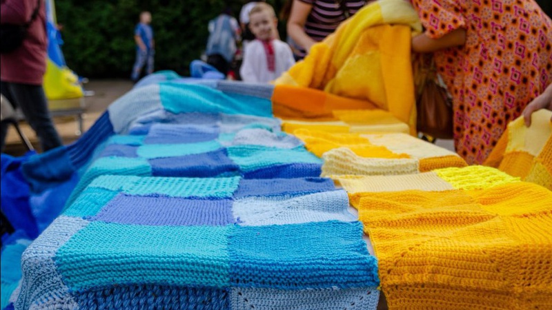 Клаптик до клаптика: у Луцьку презентували «теплий» прапор України