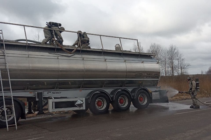 Хімічна хмара: на Волині стався витік азотної кислоти з автоцистерни