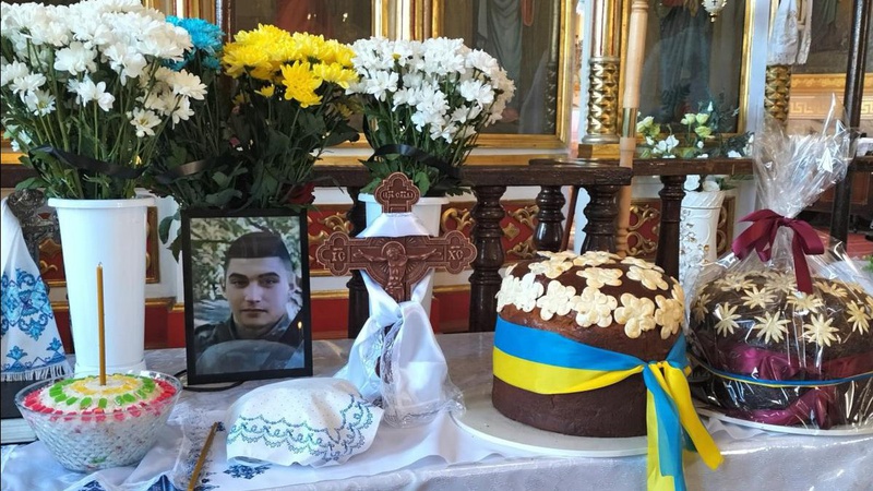 Наймолодший Герой громади: у Рожищі провели в останню дорогу 20-річного захисника Івана Перія