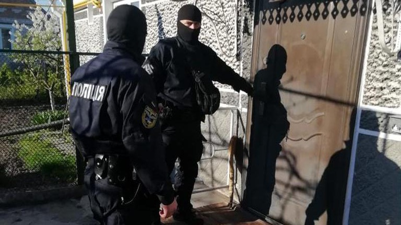 Масштабні обшуки у Володимирі: додому до волинян прийшли майже 70 правоохоронців із собаками. ФОТО